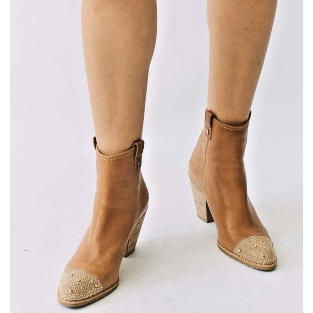 Stuart Weitzman Women Size 7.5M Studded Toe Zip Back Tan Leather Ankle Bootie